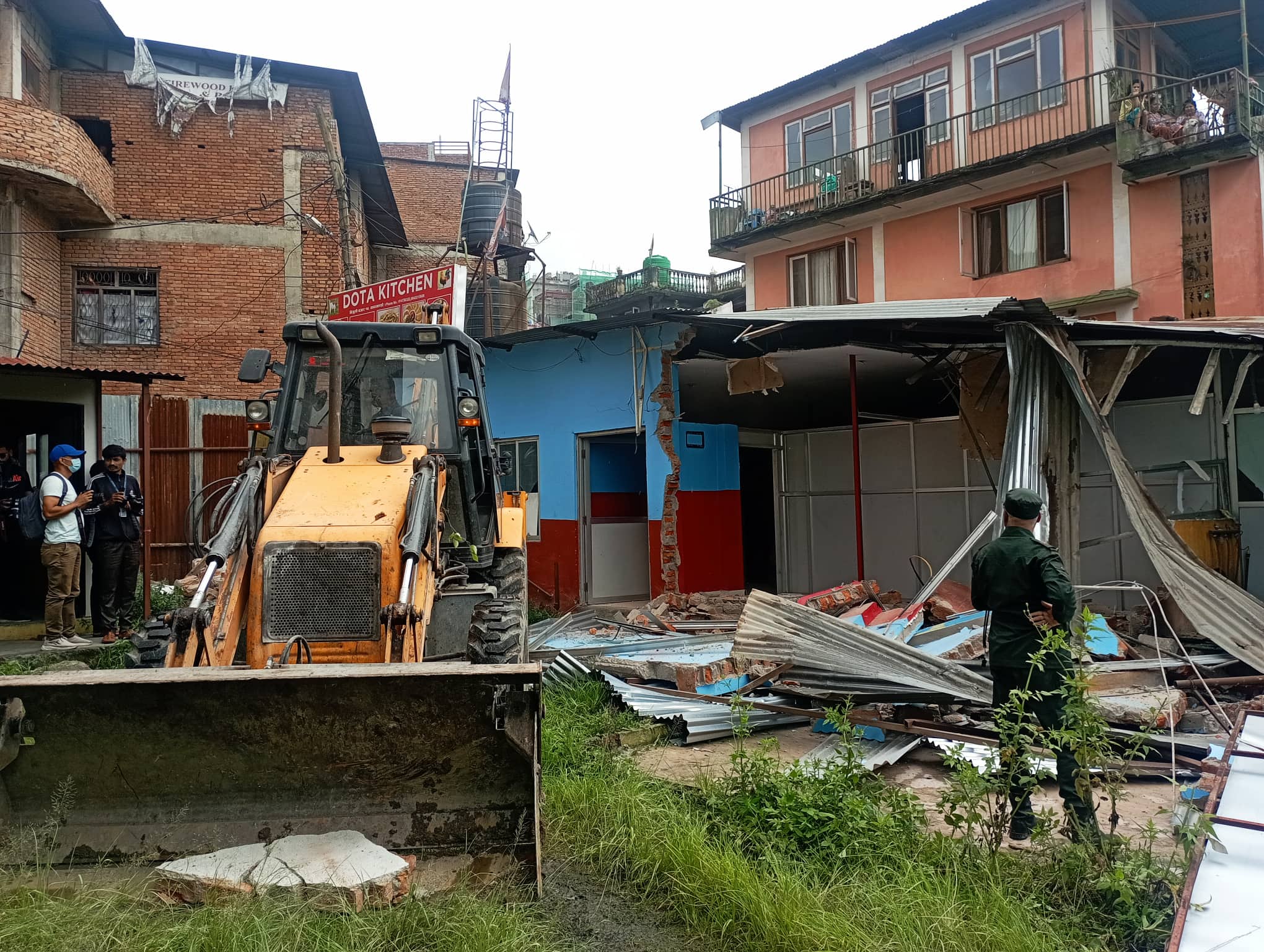 बिजुलीबजारमा चल्याे महानगरकाे डाेजर (तस्वीरहरू)
